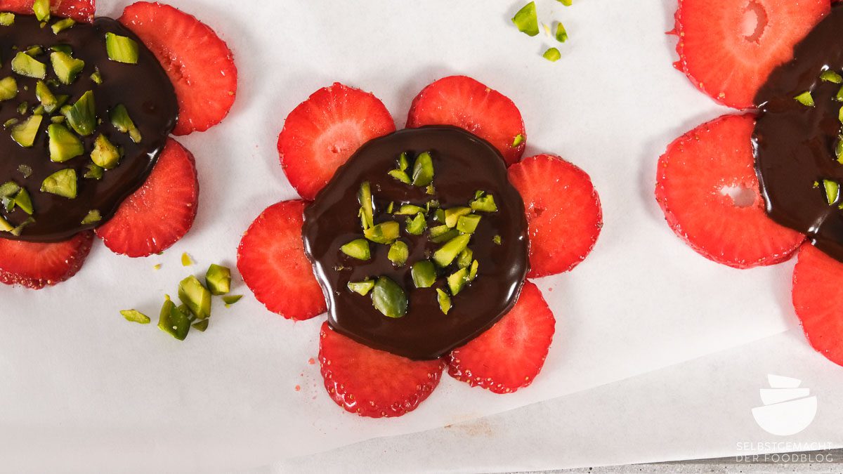 Erdbeeren mit Schokolade als Blume