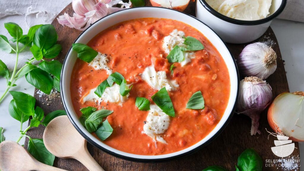 Einfache Tomaten Mozzarella Soße mit Basilikum