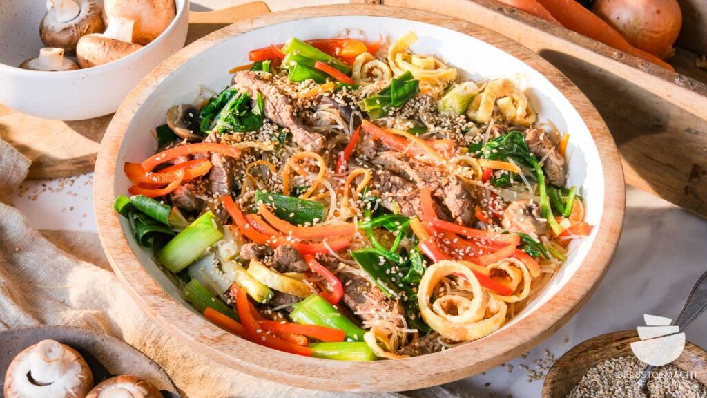 Japchae ist ein Koreanischer Glasnudelsalat