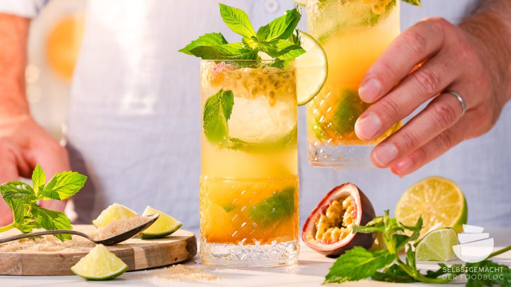 Mojito mit Maracuja als erfrischender Sommerdrink oder Cocktail